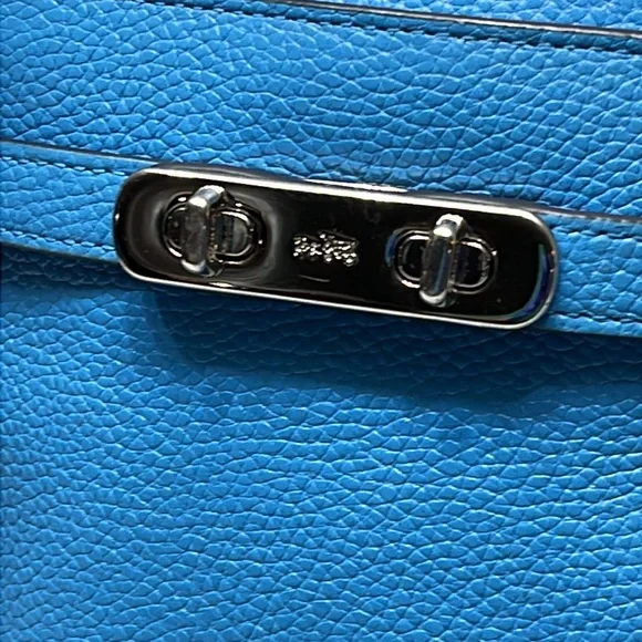 Coach 36501 Swagger Swingpack in Polished Pebble Leather Silver/Azure In EUC - Picture 2 of 16